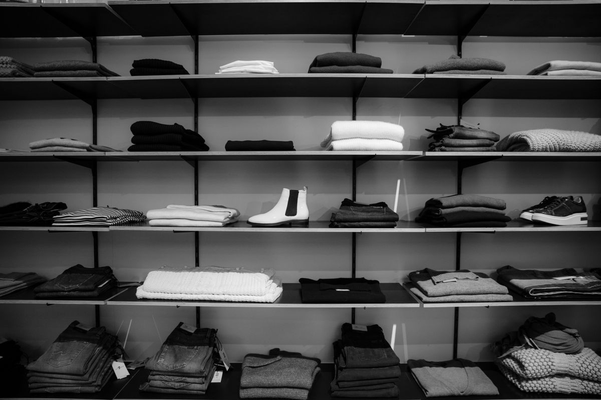 MerchDE Store — Kleidungsregal in einem modernen Shop